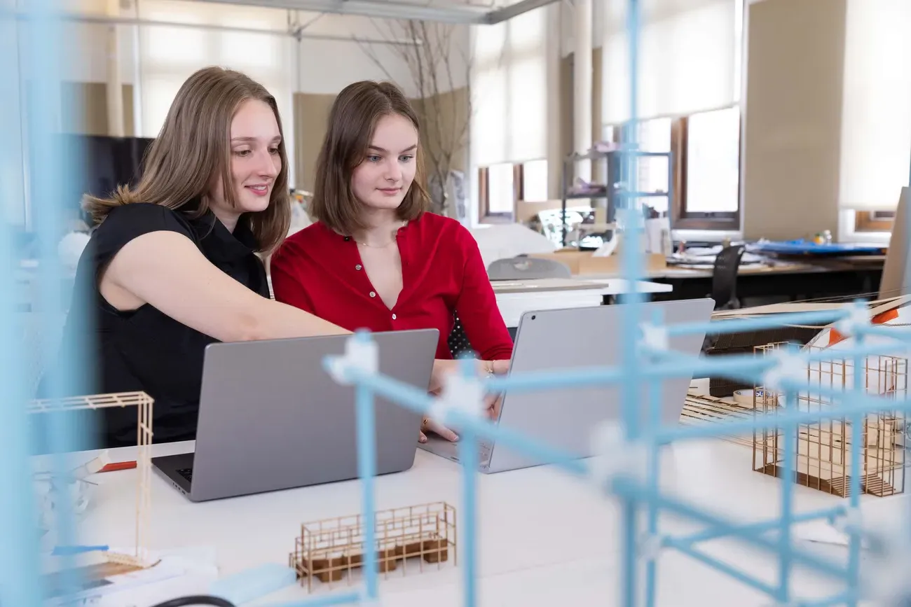 AI architecture students looking at computer.